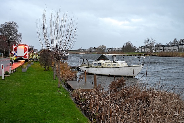 2024/204/20241206-08u30_gb_001_losgeslagen_boot_akerdijk.jpg