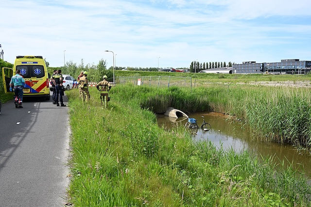 2024/95/20240527-16u56_gb_001_voertuig_te_water_schipholweg.jpg