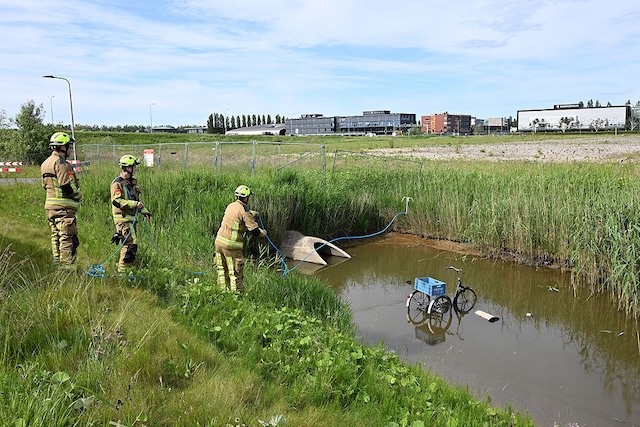 2024/95/20240527-16u57_gb_005_voertuig_te_water_schipholweg.jpg